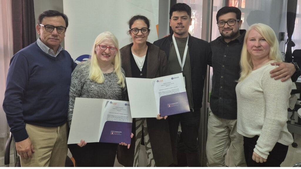 Miembros de la Fundación Luz posando a la cámara junto a personal de Théa Pharma Chile