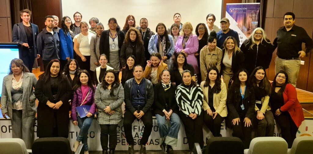 Grupo de personas posando a la cámara en evento