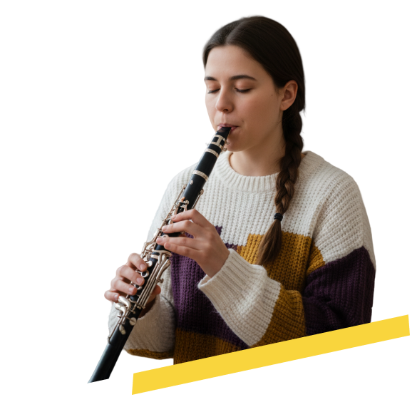 Mujer joven con el cabello trenzado toca un clarinete con los ojos cerrados, concentrada en la música. Lleva un suéter de lana con bloques de color blanco, morado, amarillo y marrón.