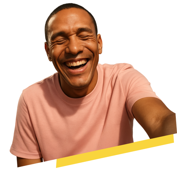 Primer plano de un hombre no vidente sonriendo ampliamente bajo el sol. Sus ojos están entrecerrados y su expresión refleja alegría genuina. Viste una polera rosa clara.