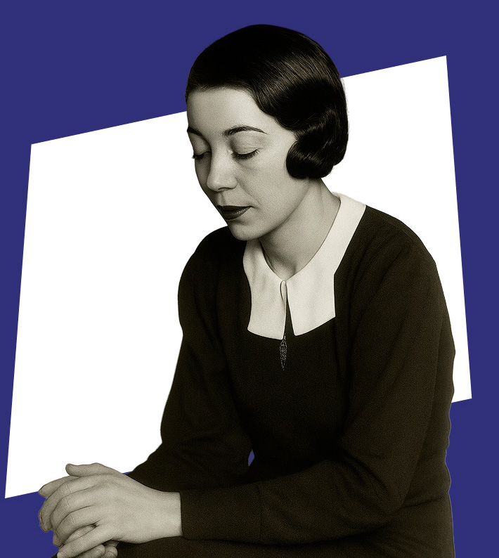 Mujer con cabello corto y peinado clásico, vestida con un vestido oscuro y un cuello blanco. Ella está sentada y mirando hacia abajo, con las manos entrelazadas sobre las piernas.