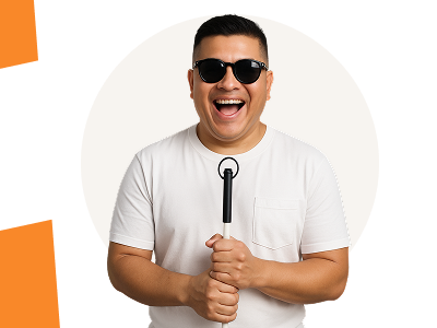 Hombre no vidente sonriente con gafas oscuras y camiseta blanca, sosteniendo un bastón de movilidad frente a un fondo gris con un círculo blanco.