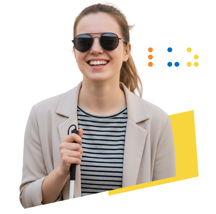 Mujer joven con discapacidad visual, sonriendo mientras sostiene un bastón blanco. Lleva gafas de sol redondas, chaqueta beige y camiseta de rayas grises.