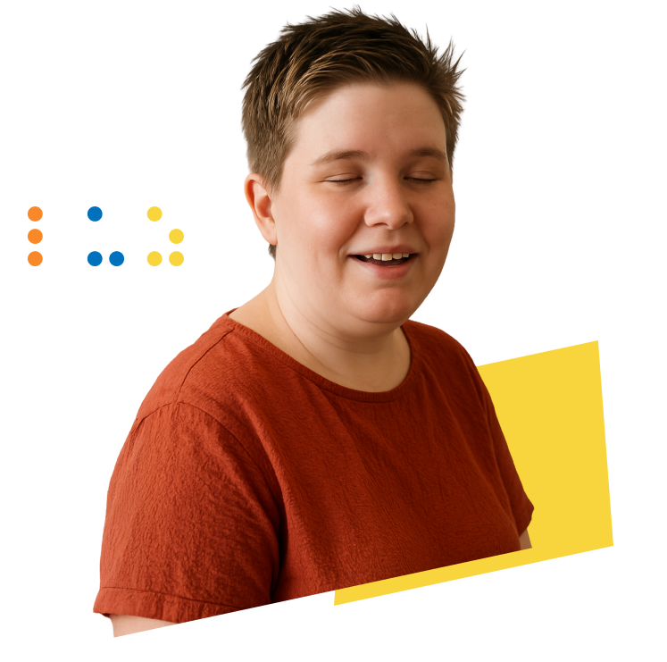 Persona con discapacidad visual sonríe, con cabello corto castaño claro y polera color terracota.