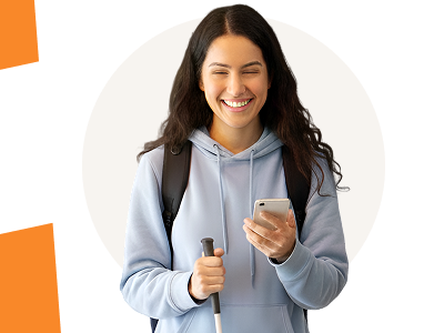 Mujer no vidente sonriente con poler&oacute;n celeste, sosteniendo un bast&oacute;n de movilidad con un c&iacute;rculo blanco de fondo.